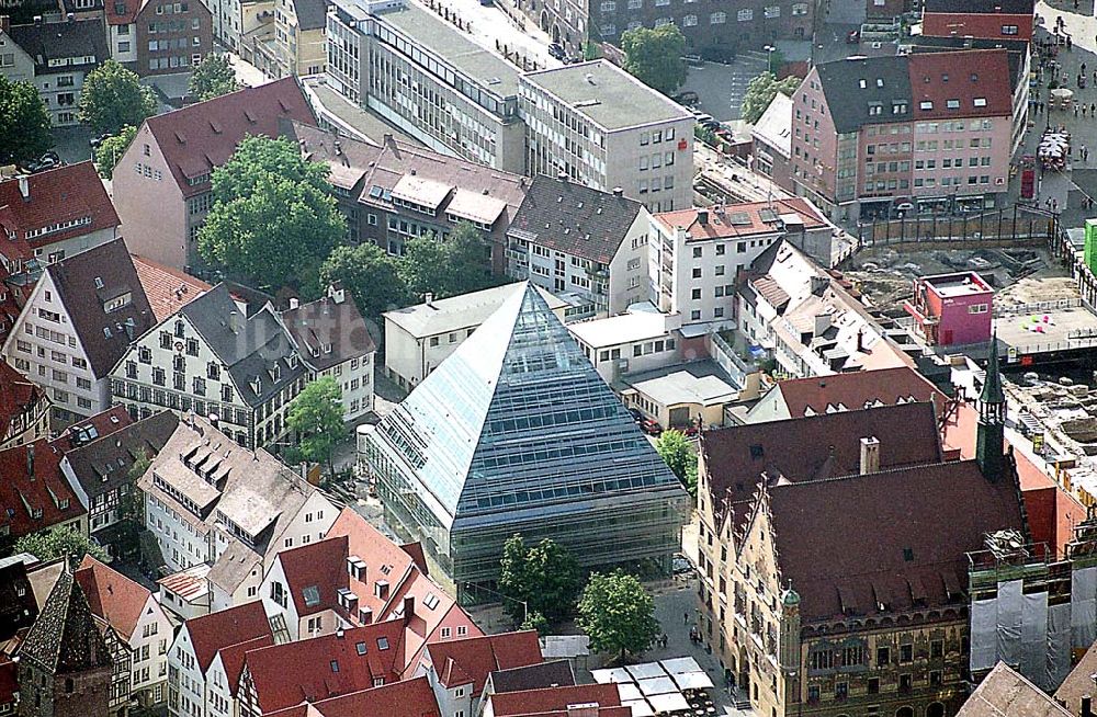 Ulm / Baden Württemberg aus der Vogelperspektive: Ulm / Baden Württemberg Sicht auf die Altstadt von Ulm mit Blick auf die Glas-Pyramide (neue Zentralbibliothek) auf dem Rathausplatz, die in der Nähe des Münsters steht, in Baden Württemberg