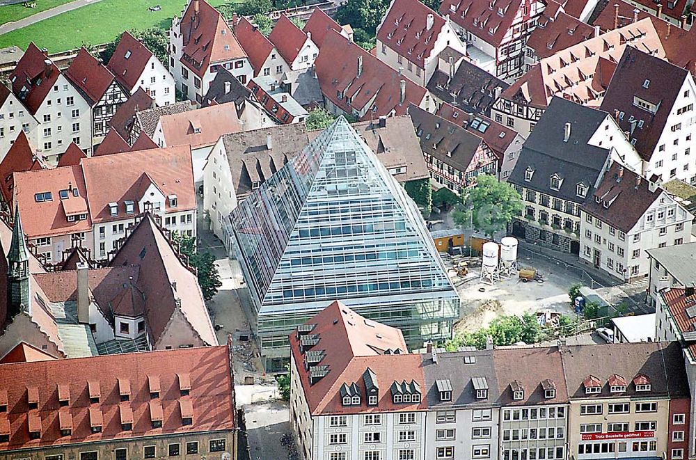 Luftbild Ulm / Baden Württemberg - Ulm / Baden Württemberg Sicht auf die Altstadt von Ulm mit Blick auf die Glas-Pyramide (neue Zentralbibliothek) auf dem Rathausplatz, die in der Nähe des Münsters steht, in Baden Württemberg