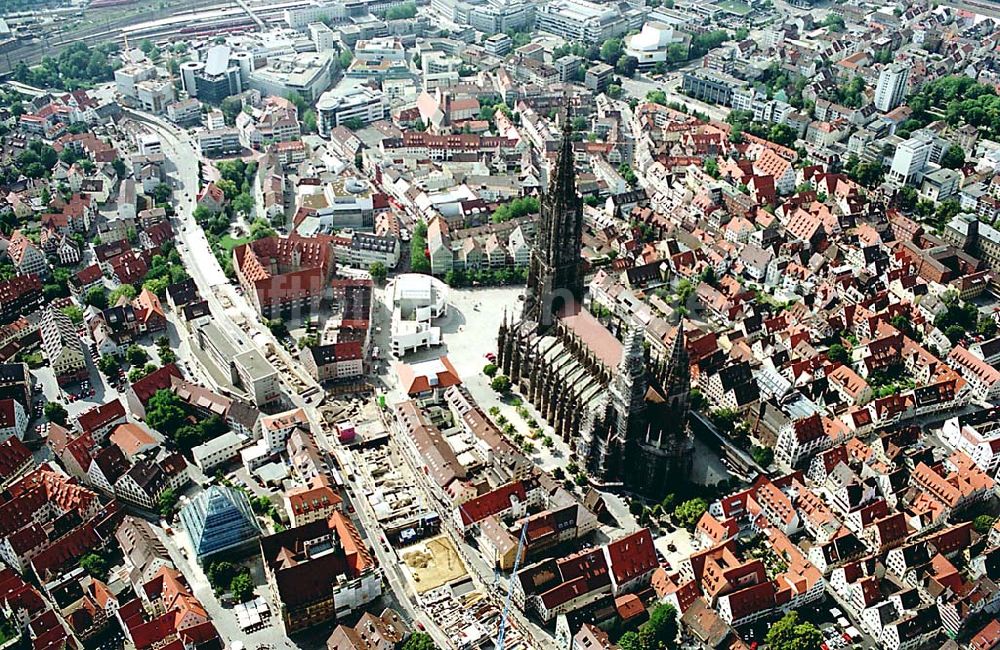 Luftaufnahme Ulm / Baden Württemburg - Ulm / Baden Württemburg Sicht auf die Altstadt von Ulm mit Blick auf das Münster auf dem Münsterplatz und die Glas-Pyramide, die die neue Bibliothek beinhaltet in Baden Württemberg 01