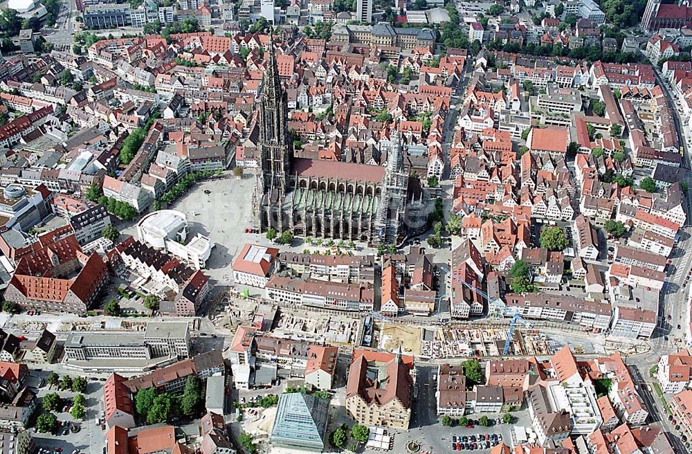 Ulm / Baden Württemburg von oben - Ulm / Baden Württemburg Sicht auf die Altstadt von Ulm mit Blick auf das Münster auf dem Münsterplatz und die neue Glas-Pyramide, die die Bibliothek beinhaltet in Baden Württemberg 01