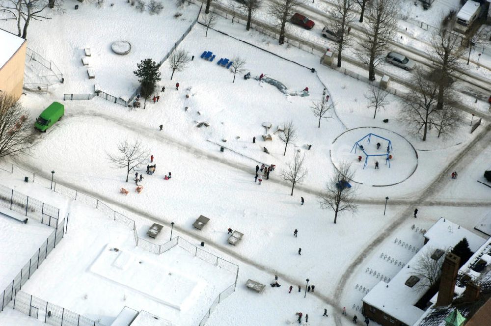 Berlin aus der Vogelperspektive: Ulmen-Grundschule / primary school Berlin-Kaulsdorf im Winter