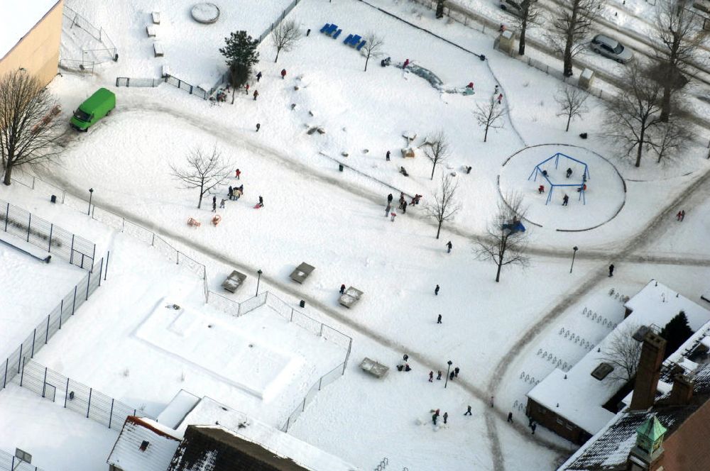 Luftbild Berlin - Ulmen-Grundschule / primary school Berlin-Kaulsdorf im Winter