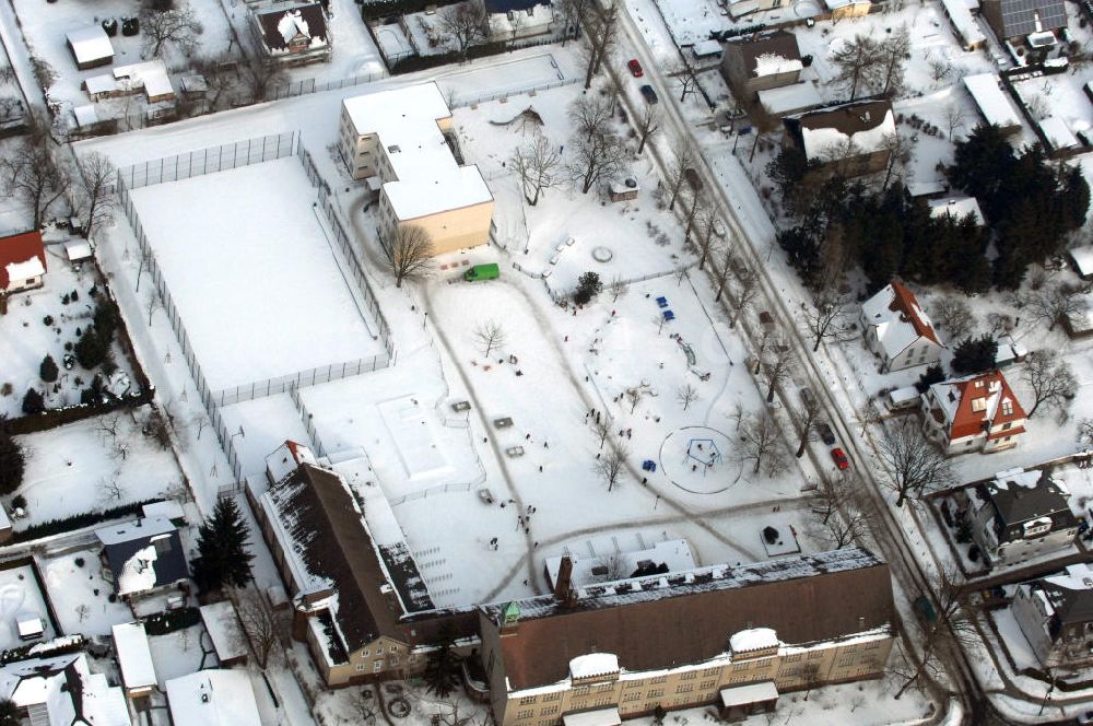 Luftaufnahme Berlin - Ulmen-Grundschule / primary school Berlin-Kaulsdorf im Winter