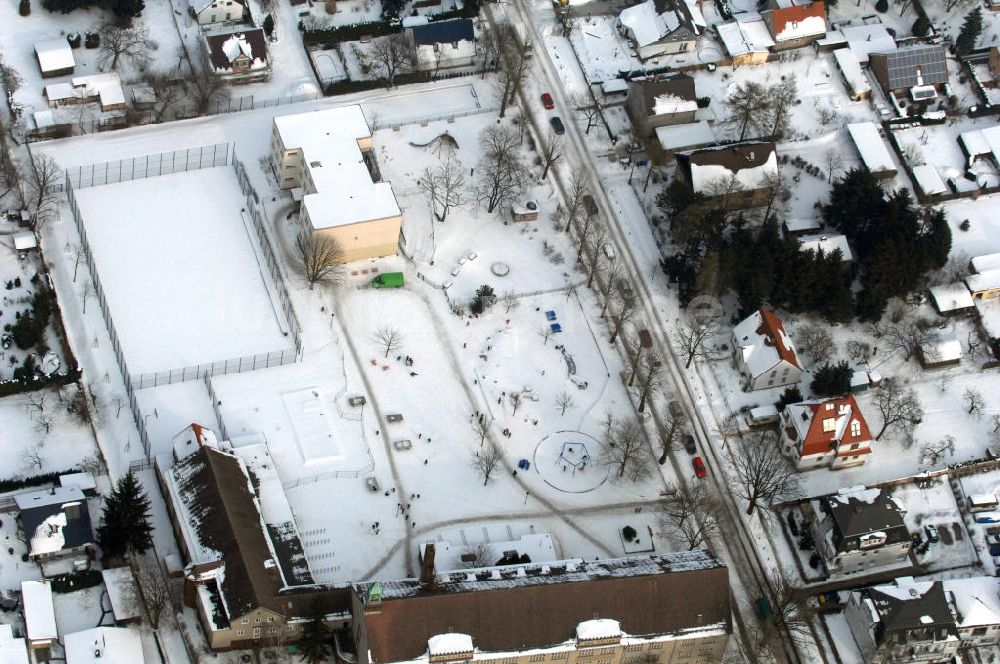 Berlin von oben - Ulmen-Grundschule / primary school Berlin-Kaulsdorf im Winter