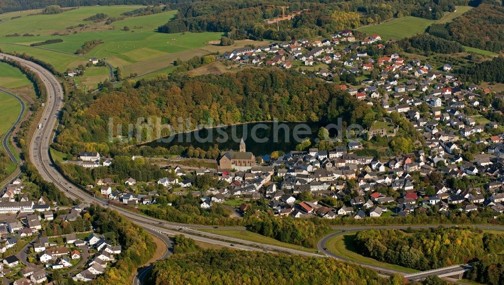 Ulmen von oben - Ulmener Maar in Ulmen im Bundesland Rheinland-Pfalz