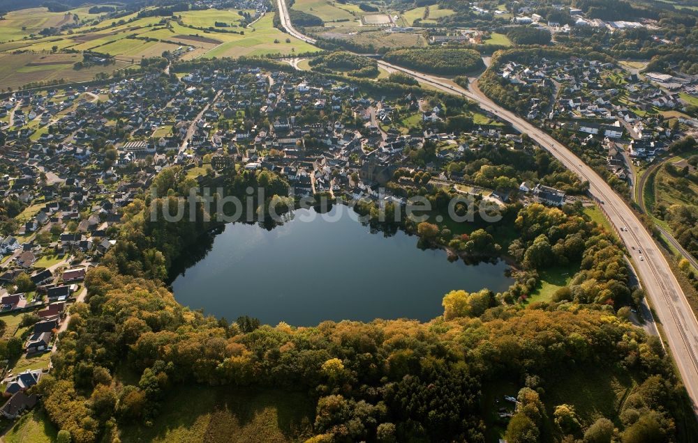 Ulmen von oben - Ulmener Maar in Ulmen im Bundesland Rheinland-Pfalz