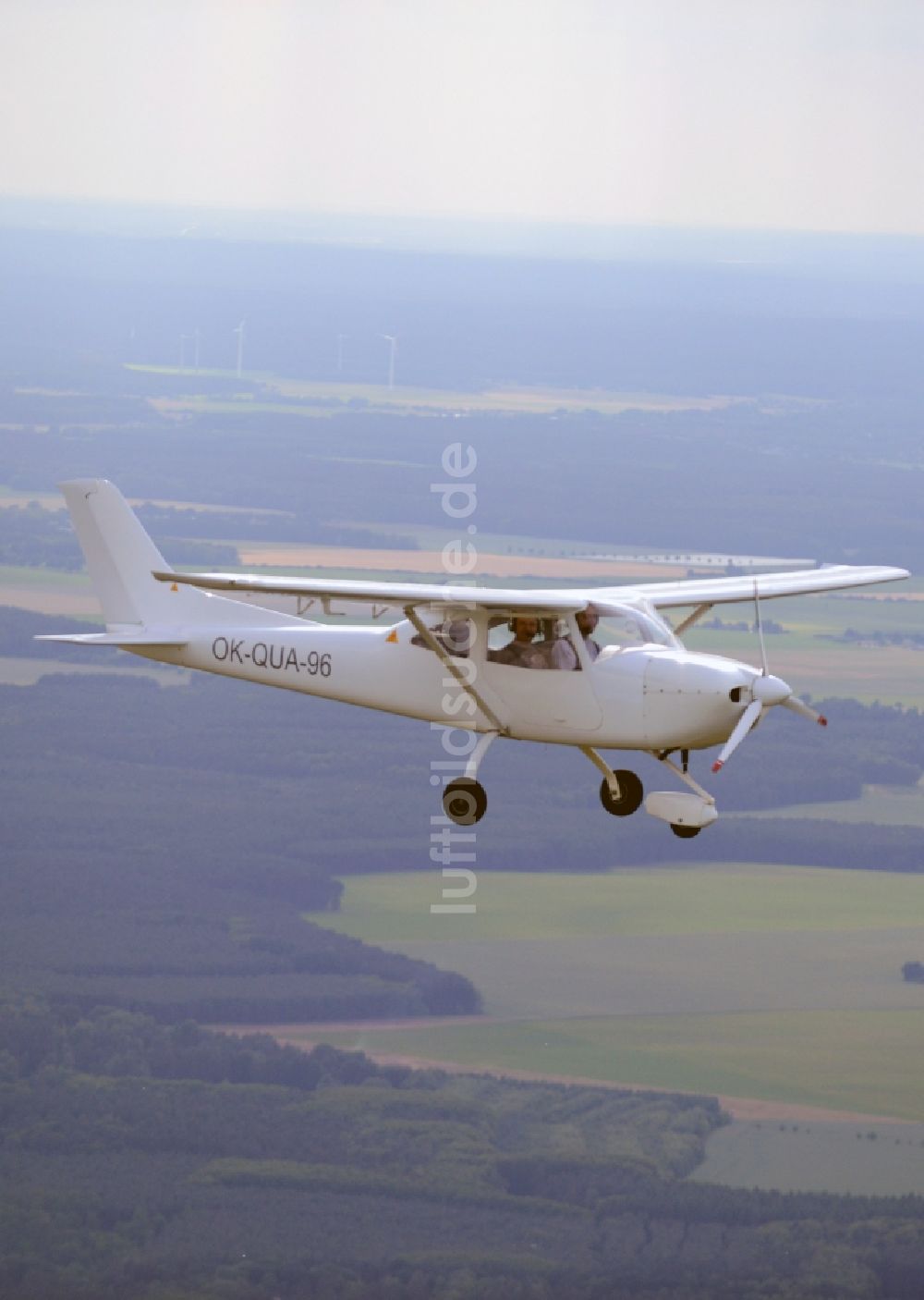 Luftbild Leuenberg - Ultraleicht- Flugzeug Skylane im Fluge über dem Luftraum in Leuenberg im Bundesland Brandenburg, Deutschland