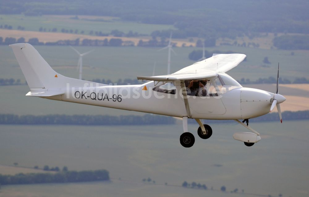 Luftaufnahme Leuenberg - Ultraleicht- Flugzeug Skylane im Fluge über dem Luftraum in Leuenberg im Bundesland Brandenburg, Deutschland