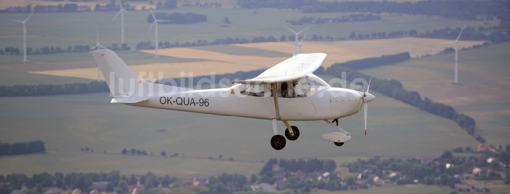 Leuenberg aus der Vogelperspektive: Ultraleicht- Flugzeug Skylane im Fluge über dem Luftraum in Leuenberg im Bundesland Brandenburg, Deutschland