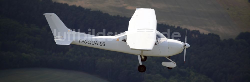 Luftbild Leuenberg - Ultraleicht- Flugzeug Skylane im Fluge über dem Luftraum in Leuenberg im Bundesland Brandenburg, Deutschland