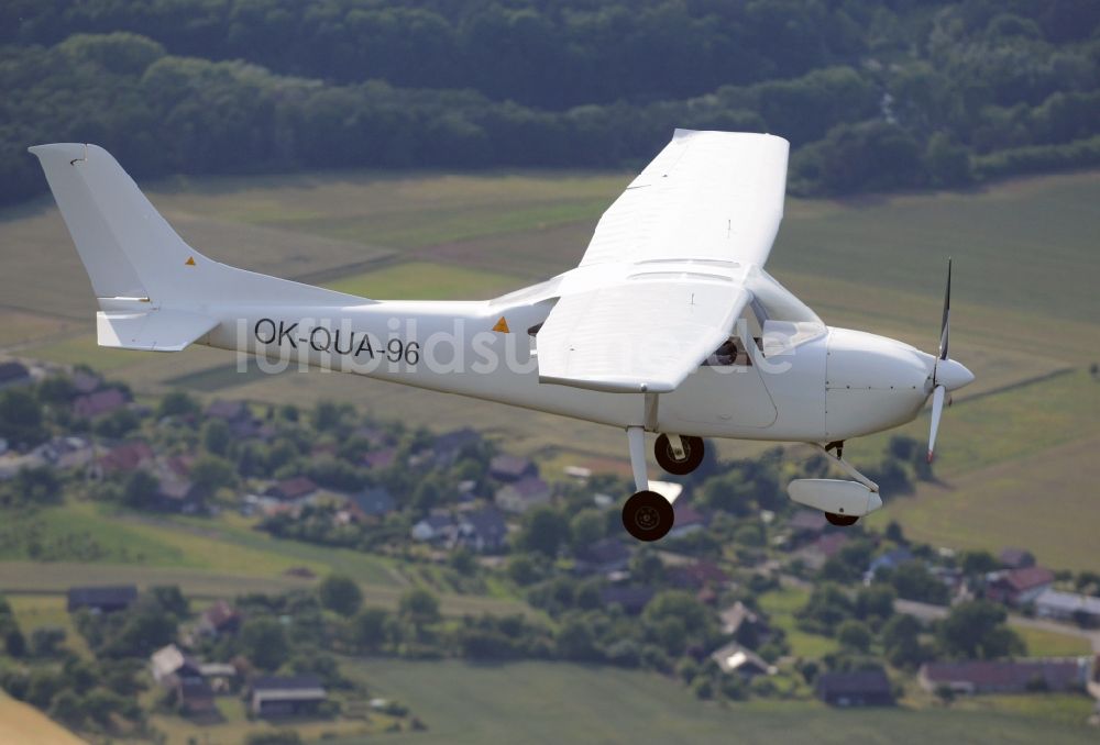 Leuenberg von oben - Ultraleicht- Flugzeug Skylane im Fluge über dem Luftraum in Leuenberg im Bundesland Brandenburg, Deutschland