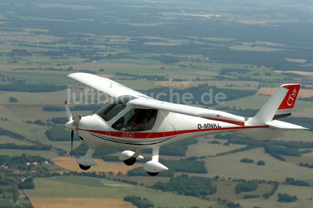 Luftbild Krampfer - Ultraleicht- Flugzeug Typ CT (Kennung D-MNKL) im Fluge über dem Luftraum in Krampfer im Bundesland Brandenburg