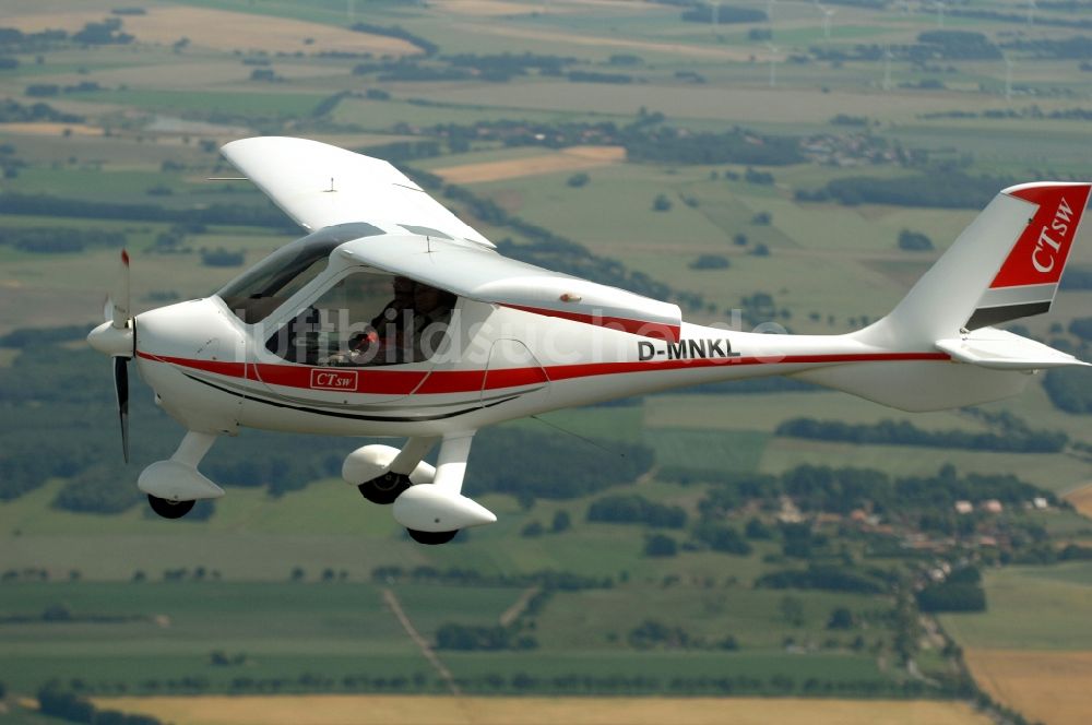 Krampfer von oben - Ultraleicht- Flugzeug Typ CT (Kennung D-MNKL) im Fluge über dem Luftraum in Krampfer im Bundesland Brandenburg