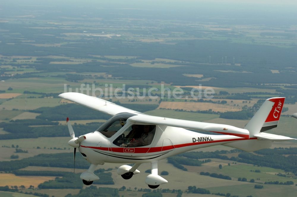 Krampfer aus der Vogelperspektive: Ultraleicht- Flugzeug Typ CT (Kennung D-MNKL) im Fluge über dem Luftraum in Krampfer im Bundesland Brandenburg