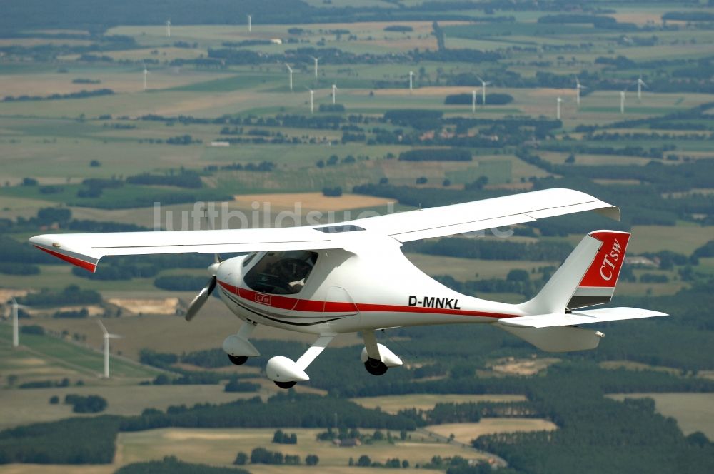 Krampfer von oben - Ultraleicht- Flugzeug Typ CT (Kennung D-MNKL) im Fluge über dem Luftraum in Krampfer im Bundesland Brandenburg