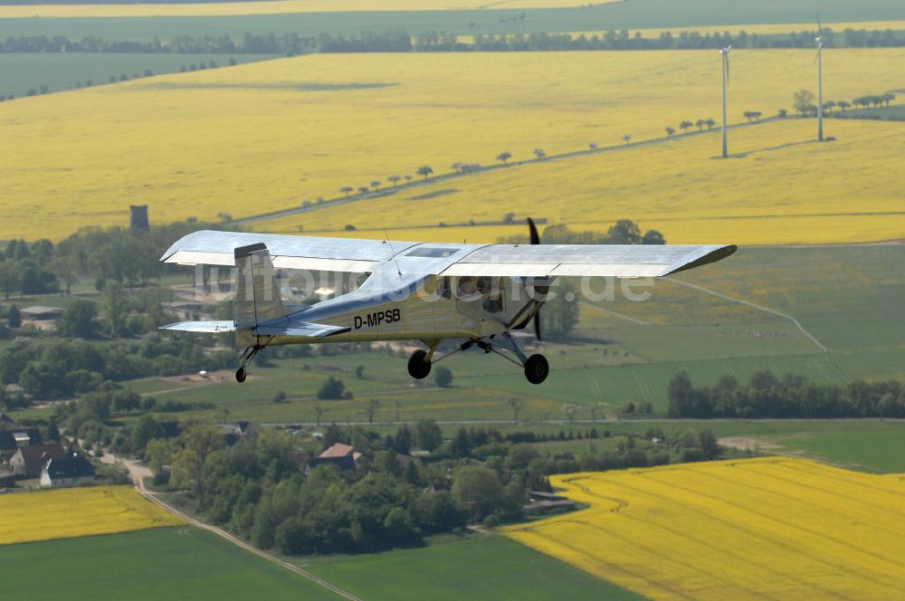 WERNEUCHEN aus der Vogelperspektive: Ultraleichtflugzeug vom Typ WT 01 der Flugschule Werneuchen