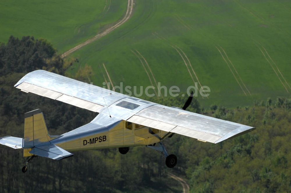 WERNEUCHEN von oben - Ultraleichtflugzeug vom Typ WT 01 der Flugschule Werneuchen