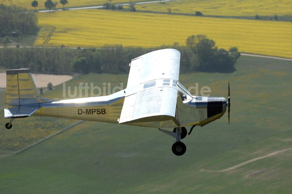 WERNEUCHEN aus der Vogelperspektive: Ultraleichtflugzeug vom Typ WT 01 der Flugschule Werneuchen