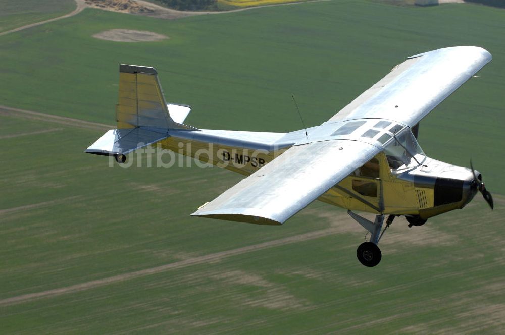 WERNEUCHEN von oben - Ultraleichtflugzeug vom Typ WT 01 der Flugschule Werneuchen