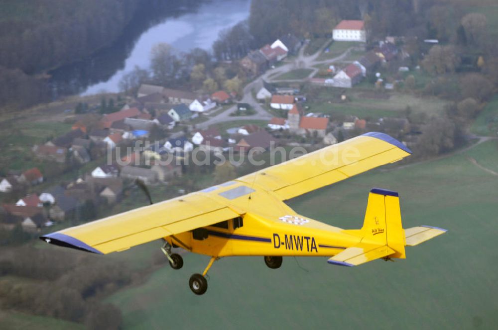 STRAUSBERG aus der Vogelperspektive: Ultraleichtflugzeug Wild Thing WT 01 der AERO LIGHT Flugschule Strausberg