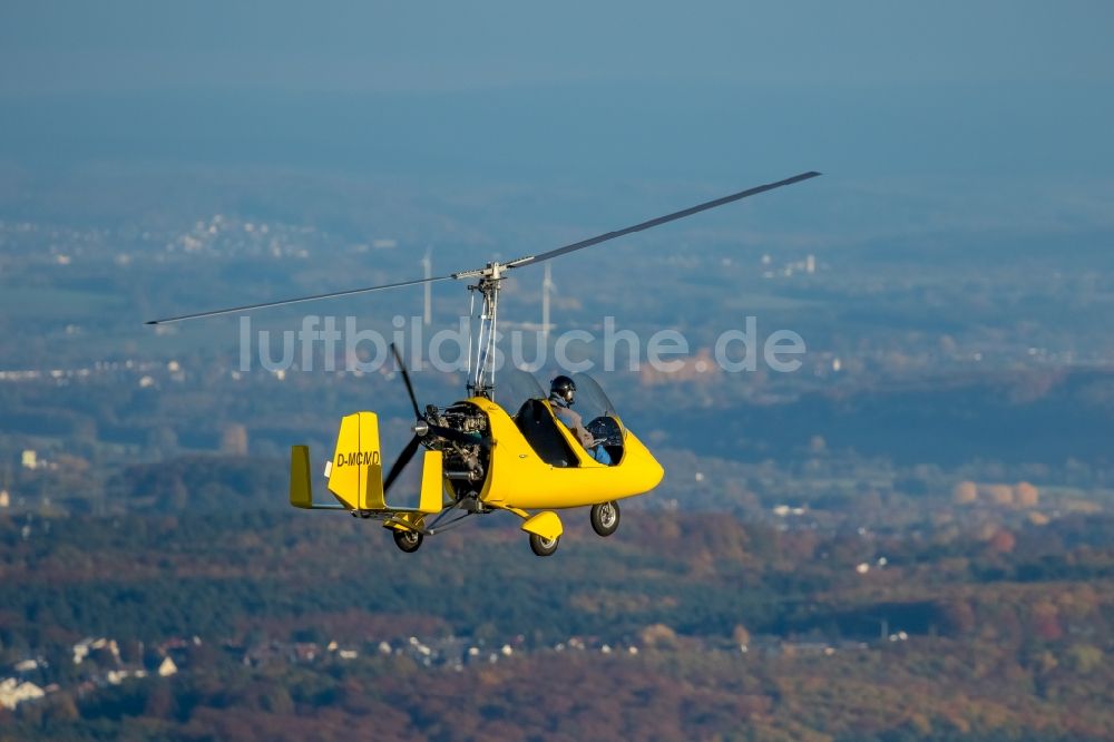 Luftbild Witten - Ultraleichtluftfahrzeug- Gyrocopter im Fluge über dem Luftraum im Ortsteil Vöckenberg in Witten im Bundesland Nordrhein-Westfalen