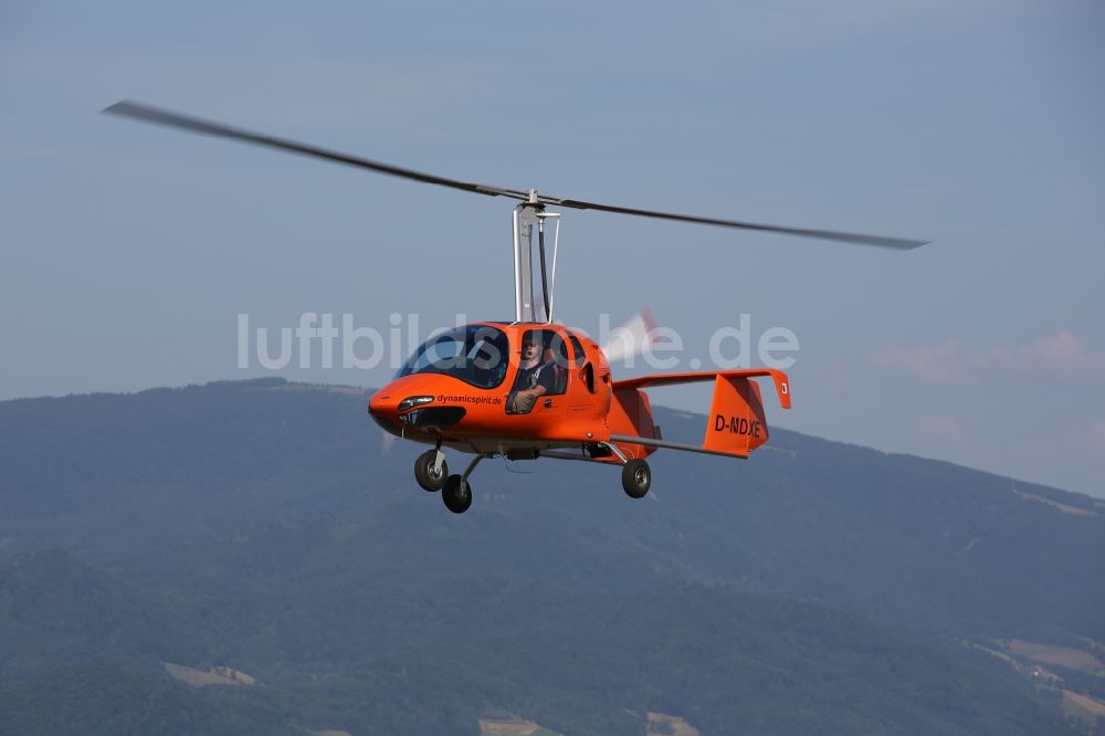 Freiburg im Breisgau von oben - Ultraleichtluftfahrzeug- Gyrocopter vom Typ Xenon 4 mit der Zulassungs- Kennung D-MDXE im Fluge über dem Luftraum in Freiburg im Breisgau im Bundesland Baden-Württemberg