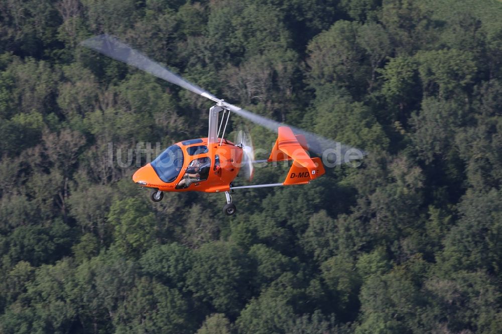 Luftaufnahme Freiburg im Breisgau - Ultraleichtluftfahrzeug- Gyrocopter vom Typ Xenon 4 mit der Zulassungs- Kennung D-MDXE im Fluge über dem Luftraum in Freiburg im Breisgau im Bundesland Baden-Württemberg