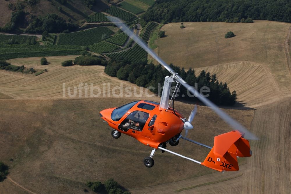 Luftaufnahme Freiburg im Breisgau - Ultraleichtluftfahrzeug- Gyrocopter vom Typ Xenon 4 mit der Zulassungs- Kennung D-MDXE im Fluge über dem Luftraum in Freiburg im Breisgau im Bundesland Baden-Württemberg