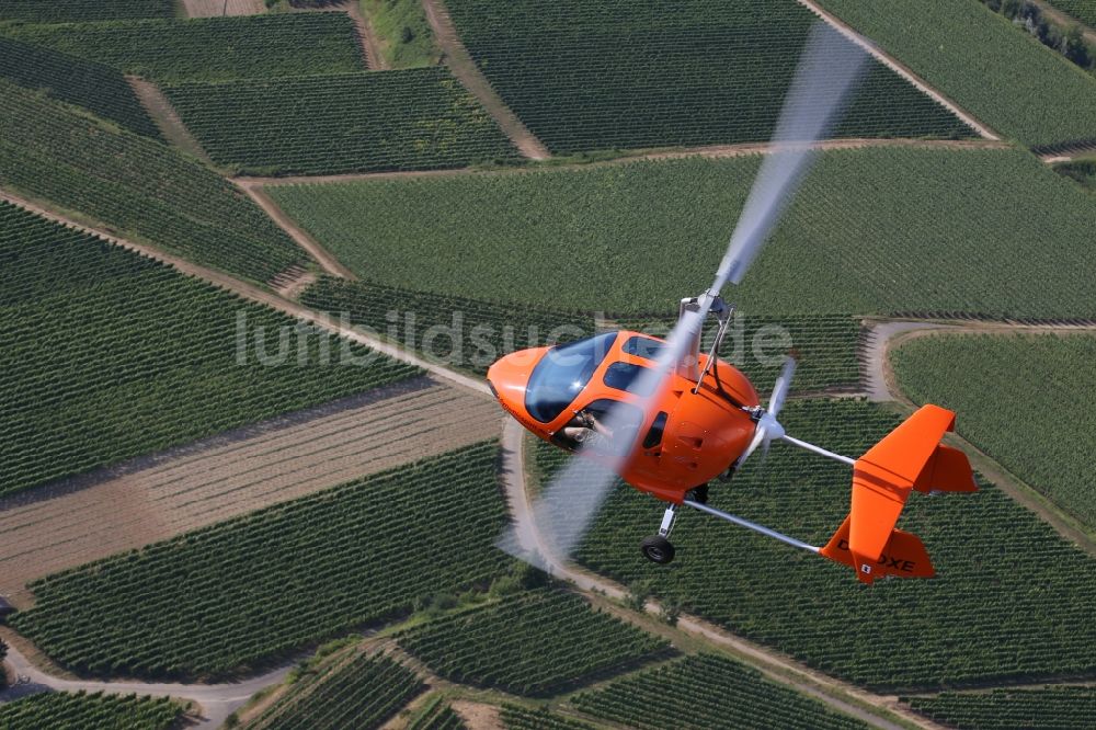 Freiburg im Breisgau von oben - Ultraleichtluftfahrzeug- Gyrocopter vom Typ Xenon 4 mit der Zulassungs- Kennung D-MDXE im Fluge über dem Luftraum in Freiburg im Breisgau im Bundesland Baden-Württemberg