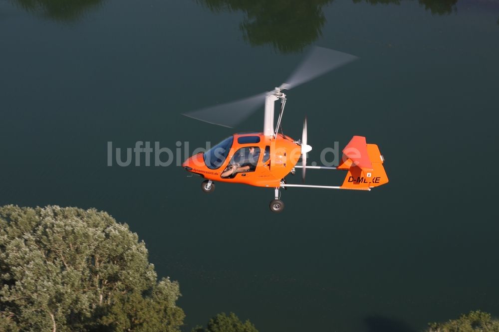 Luftaufnahme Freiburg im Breisgau - Ultraleichtluftfahrzeug- Gyrocopter vom Typ Xenon 4 mit der Zulassungs- Kennung D-MDXE im Fluge über dem Luftraum in Freiburg im Breisgau im Bundesland Baden-Württemberg