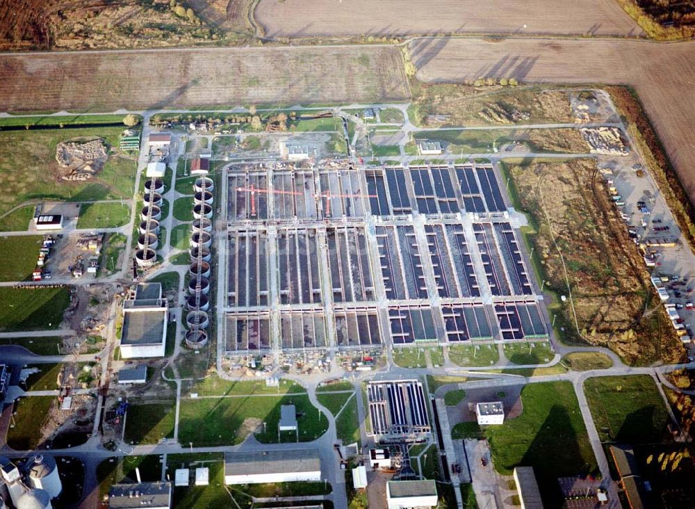 Schönwalde bei Berlin von oben - Um- und Ausbau des Klärwerkes Schönwalde der Berliner Wasserbetriebe am nördlichen Berliner Ring.