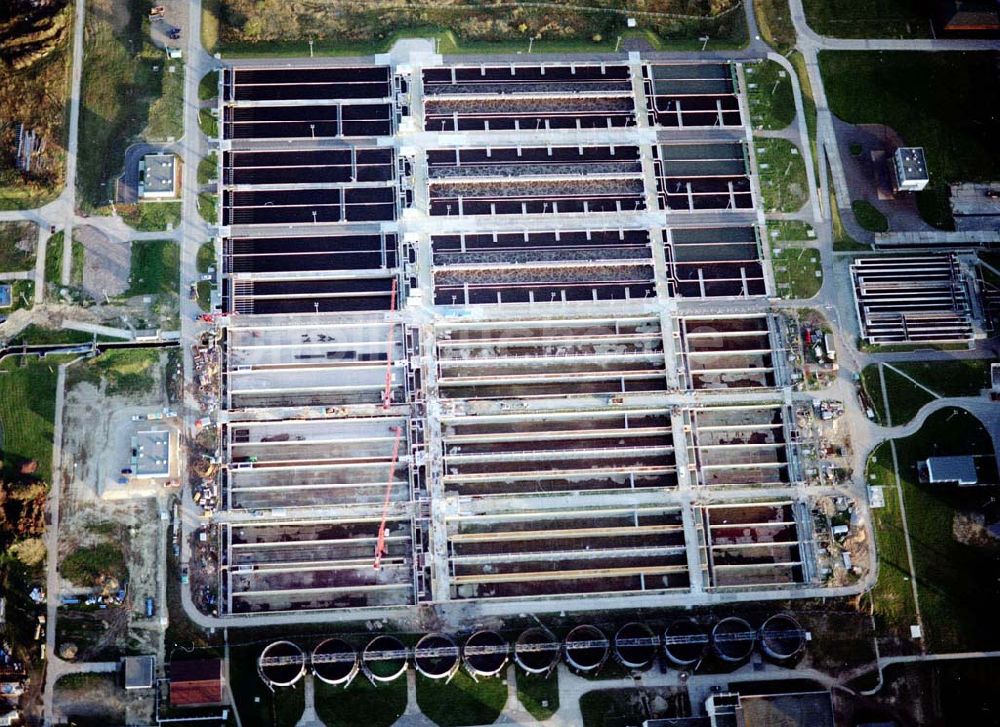 Schönwalde bei Berlin von oben - Um- und Ausbau des Klärwerkes Schönwalde der Berliner Wasserbetriebe am nördlichen Berliner Ring.