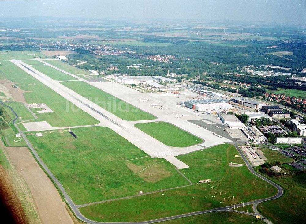 Dresden - Klotsche aus der Vogelperspektive: Um- und Ausbauarbeiten am Flughafen Dredsen - Klotsche.