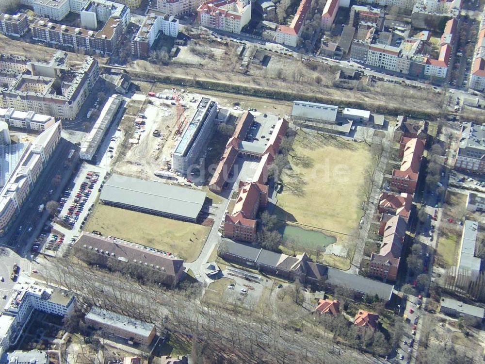 Berlin - TREPTOW aus der Vogelperspektive: Um- und Erweiterungsbau am ehemaligen Kasernengelände am Treptower Park zur Fahrbereitschaft der Bundesregierung