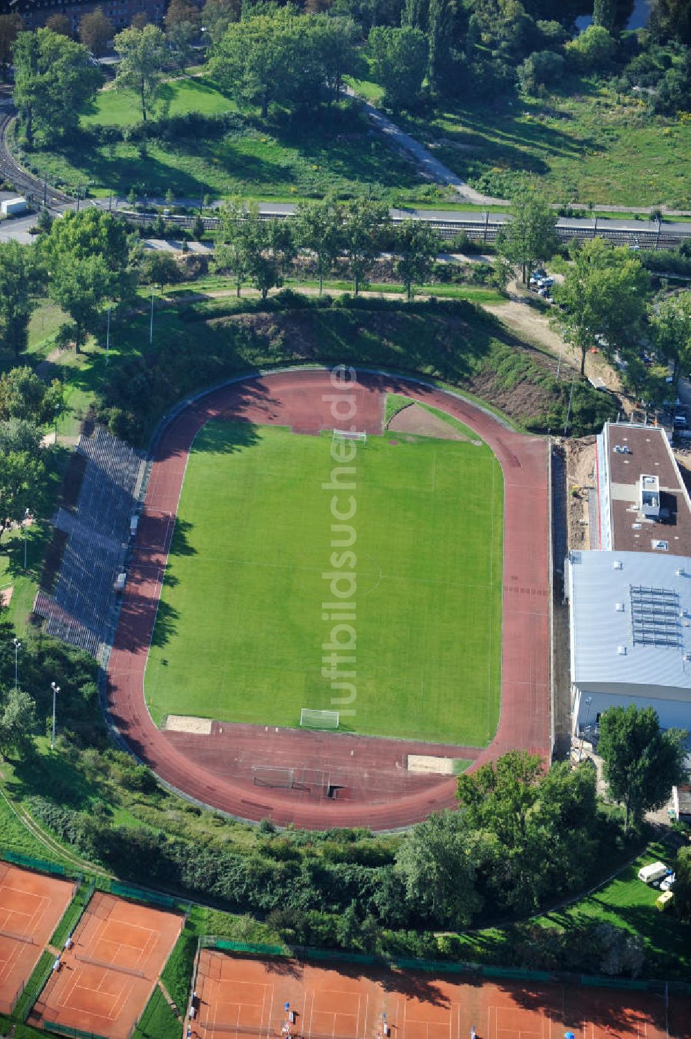 Frankfurt am Main aus der Vogelperspektive: Um- und Erweiterungsbau am Stadion am Riederwald des Verein Eintracht Frankfurt