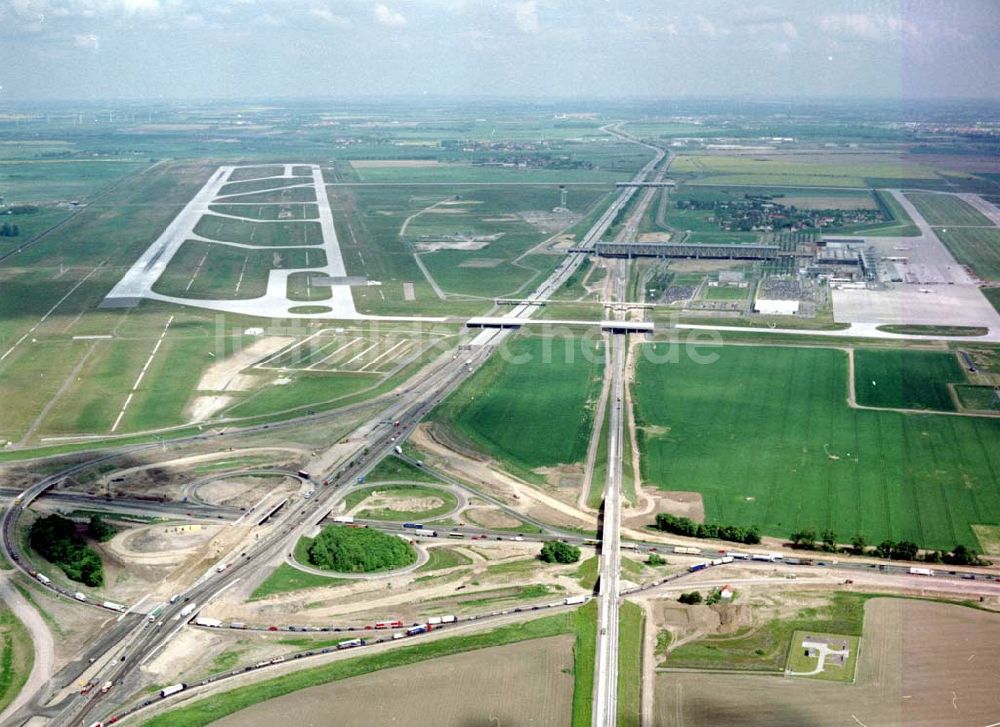 Schkeuditz bei Leipzig von oben - Um- und Erweiterungsbaustellen am Schkeuditzer Kreuz am Flughafen Leipzig - Halle.