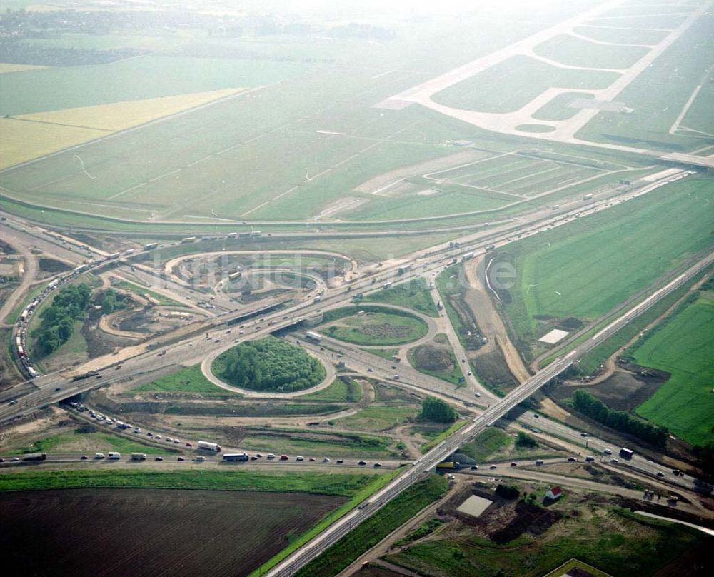 Luftaufnahme Schkeuditz bei Leipzig - Um- und Erweiterungsbaustellen am Schkeuditzer Kreuz am Flughafen Leipzig - Halle.