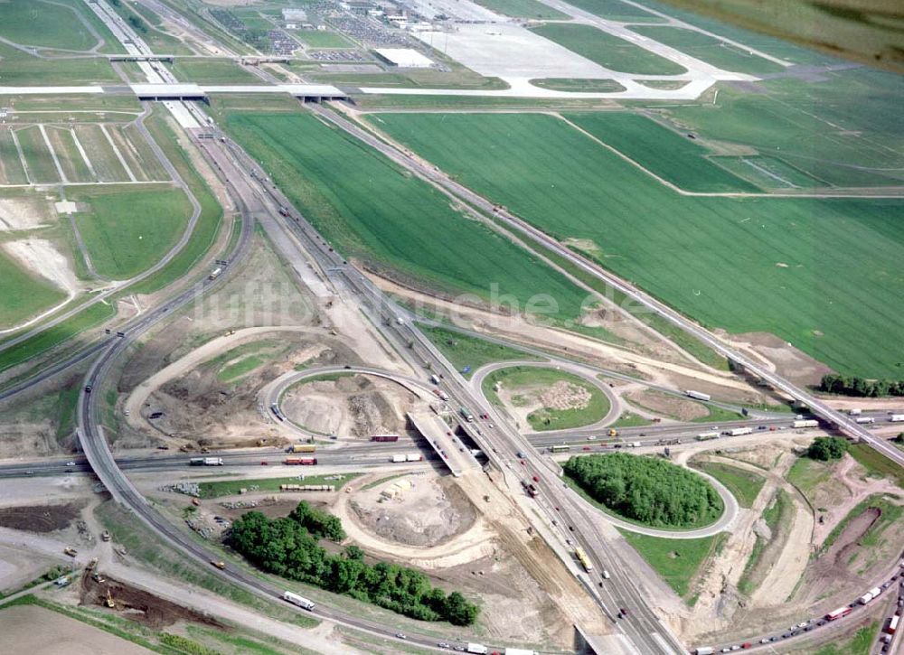 Luftaufnahme Schkeuditz bei Leipzig - Um- und Erweiterungsbaustellen am Schkeuditzer Kreuz am Flughafen Leipzig - Halle.