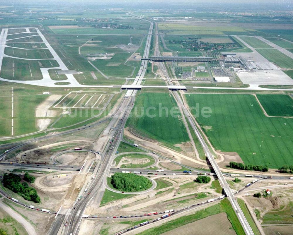 Schkeuditz bei Leipzig von oben - Um- und Erweiterungsbaustellen am Schkeuditzer Kreuz am Flughafen Leipzig - Halle.