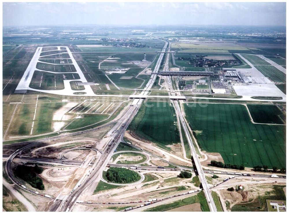 Luftaufnahme Schkeuditz bei Leipzig - Um- und Erweiterungsbaustellen am Schkeuditzer Kreuz am Flughafen Leipzig - Halle.