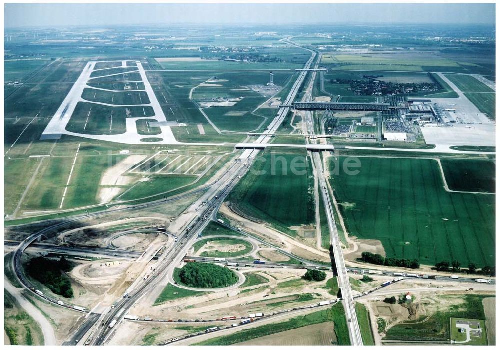 Schkeuditz bei Leipzig von oben - Um- und Erweiterungsbaustellen am Schkeuditzer Kreuz am Flughafen Leipzig - Halle.