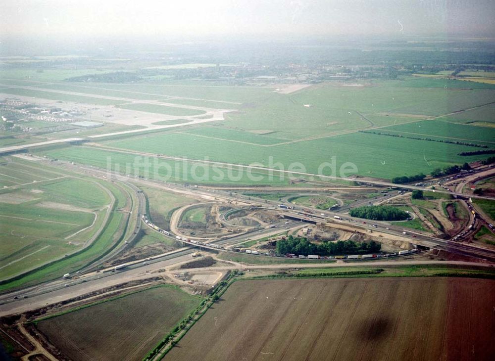 Schkeuditz bei Leipzig aus der Vogelperspektive: Um- und Erweiterungsbaustellen am Schkeuditzer Kreuz am Flughafen Leipzig - Halle.