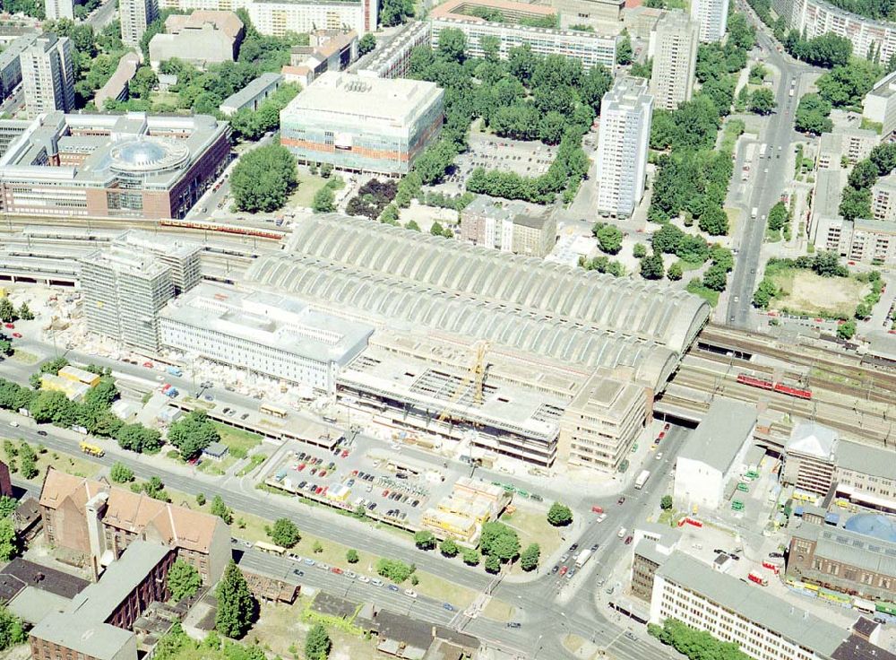 Berlin - Friedrichshain aus der Vogelperspektive: Um- und Erweiterungsbauten am Berliner Osrtbahnhof in Berlin-Friedrichshain.