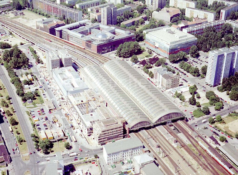 Luftbild Berlin - Friedrichshain - Um- und Erweiterungsbauten am Berliner Osrtbahnhof in Berlin-Friedrichshain.