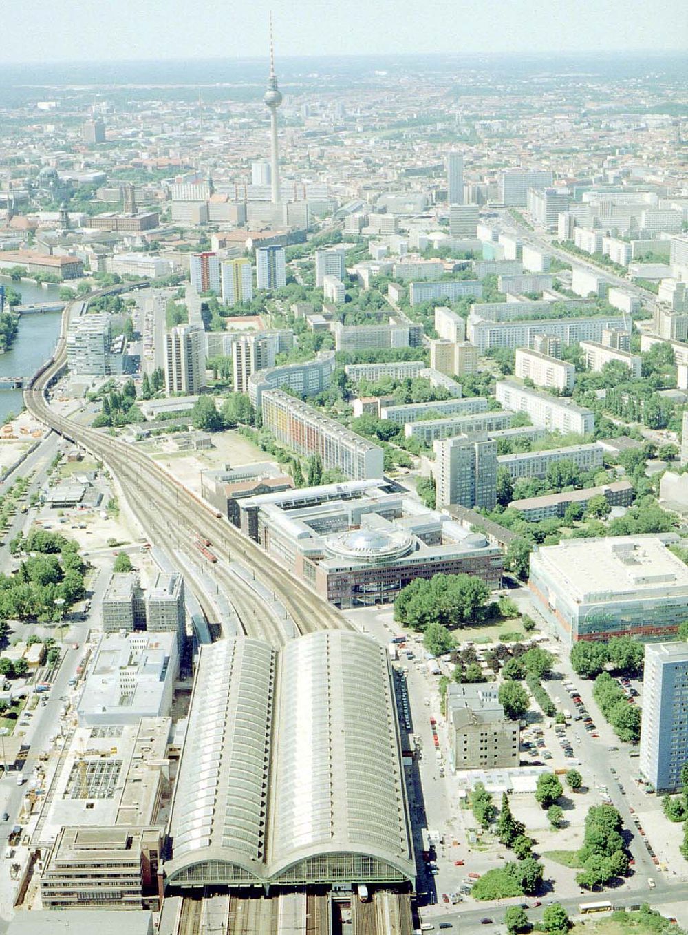 Luftaufnahme Berlin - Friedrichshain - Um- und Erweiterungsbauten am Berliner Osrtbahnhof in Berlin-Friedrichshain.