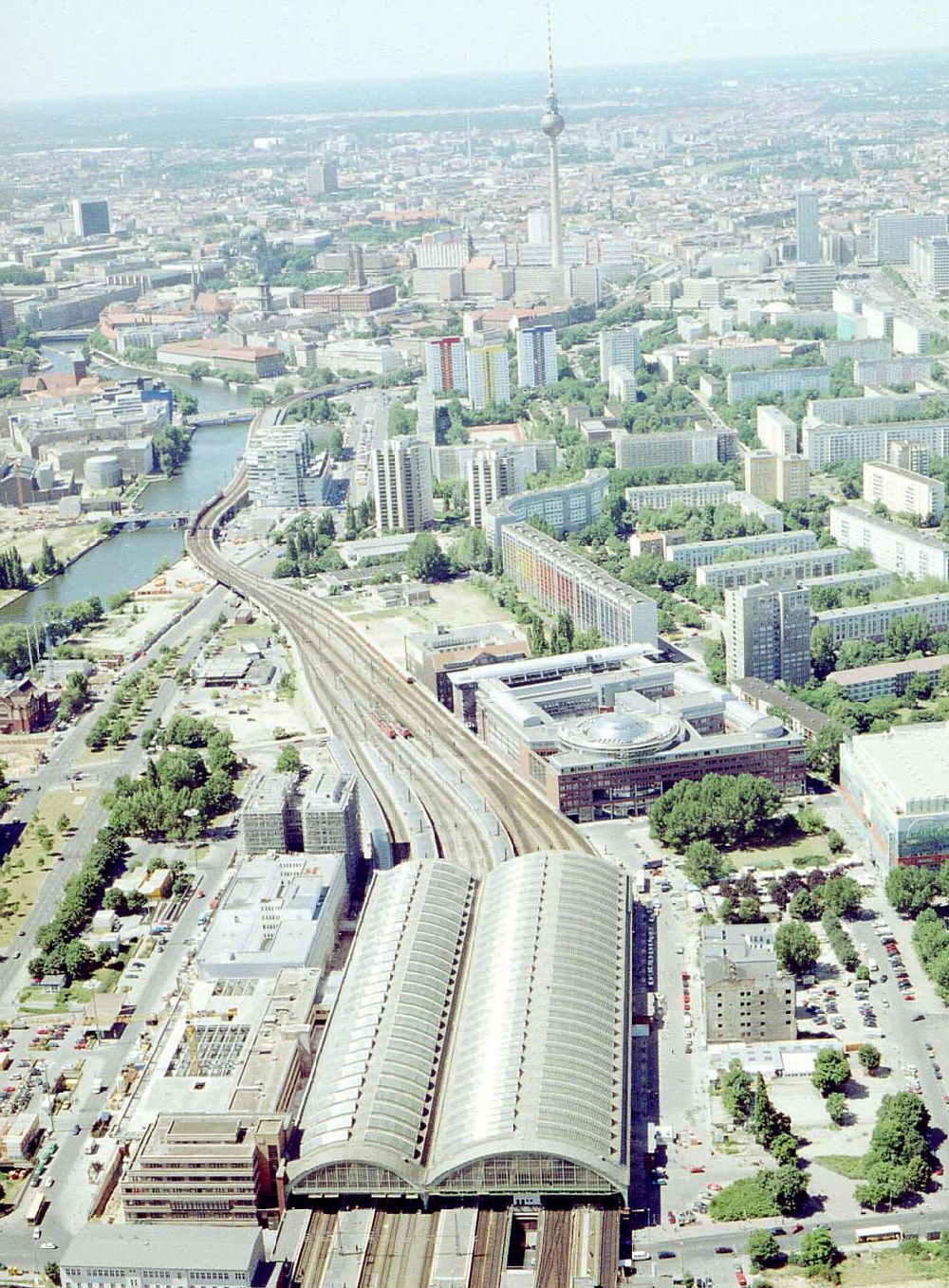 Berlin - Friedrichshain von oben - Um- und Erweiterungsbauten am Berliner Osrtbahnhof in Berlin-Friedrichshain.