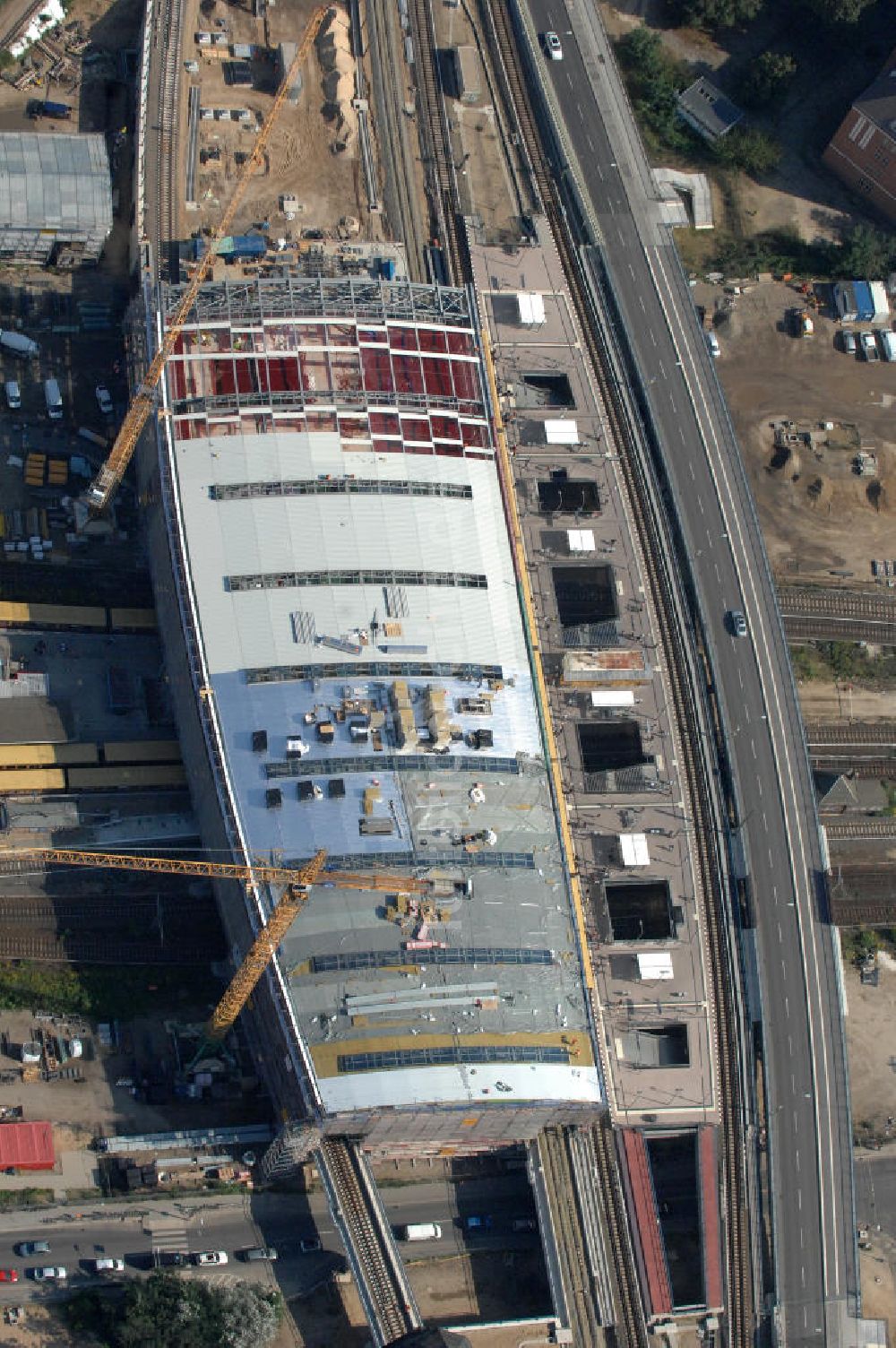 Luftaufnahme Berlin Friedrichshain - Um- und Neubau des Berliner S-Bahnhofs Ostkreuz - Hallendachmontage