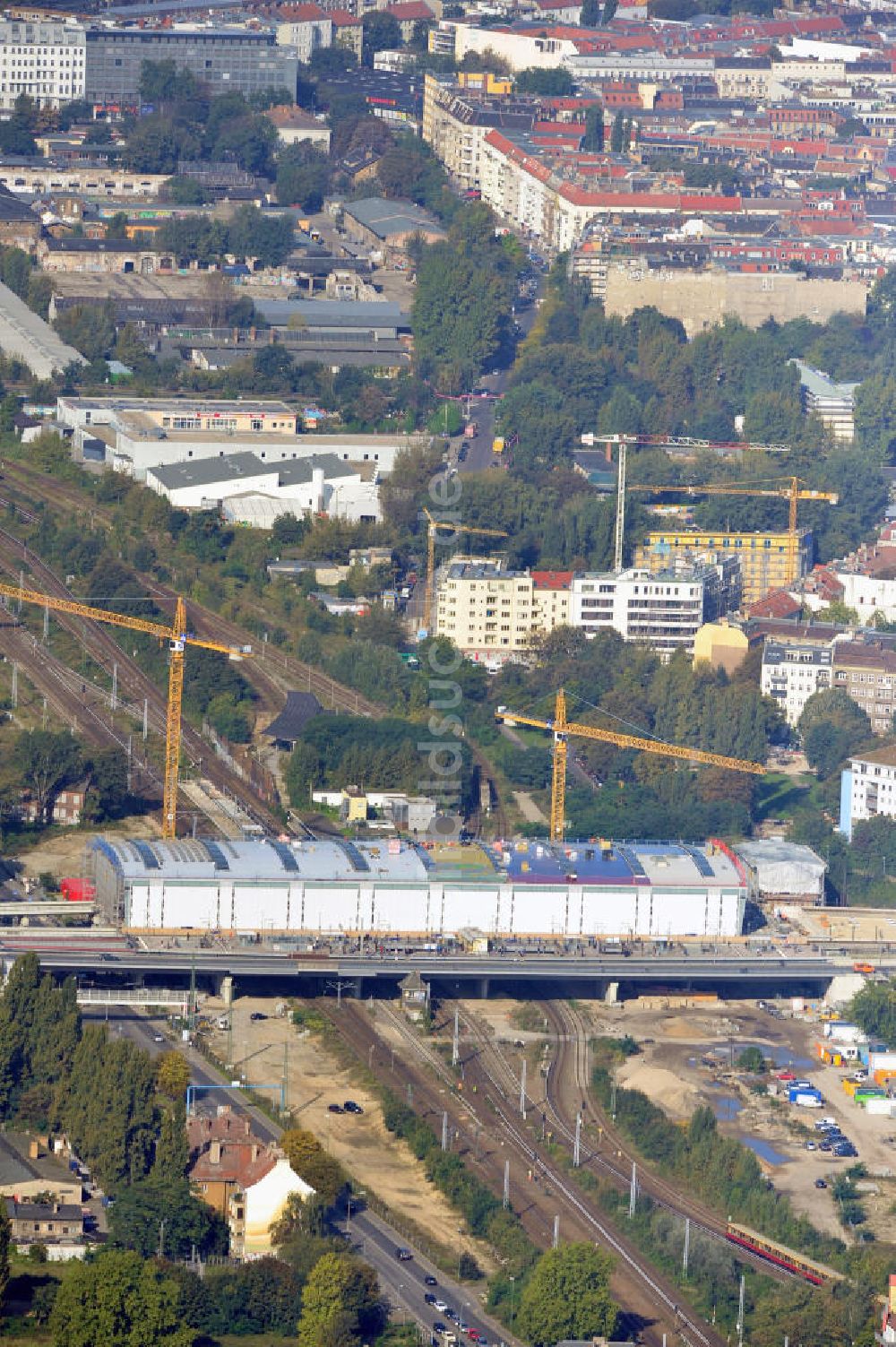 Berlin Friedrichshain von oben - Um- und Neubau des Berliner S-Bahnhofs Ostkreuz - Hallendachmontage