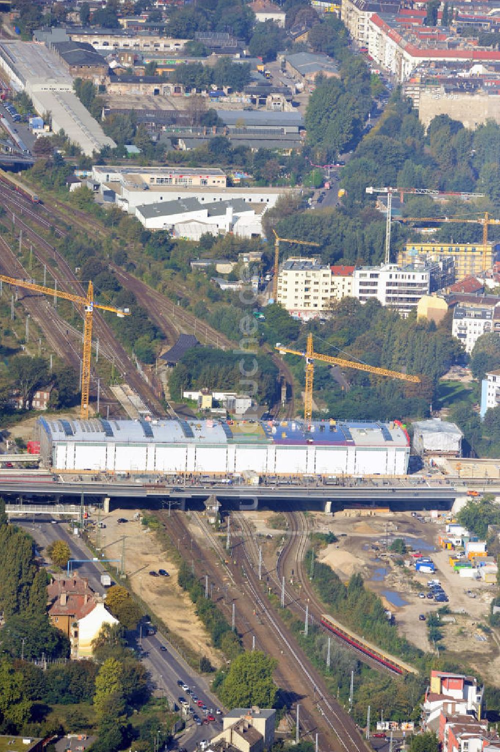 Berlin Friedrichshain aus der Vogelperspektive: Um- und Neubau des Berliner S-Bahnhofs Ostkreuz - Hallendachmontage