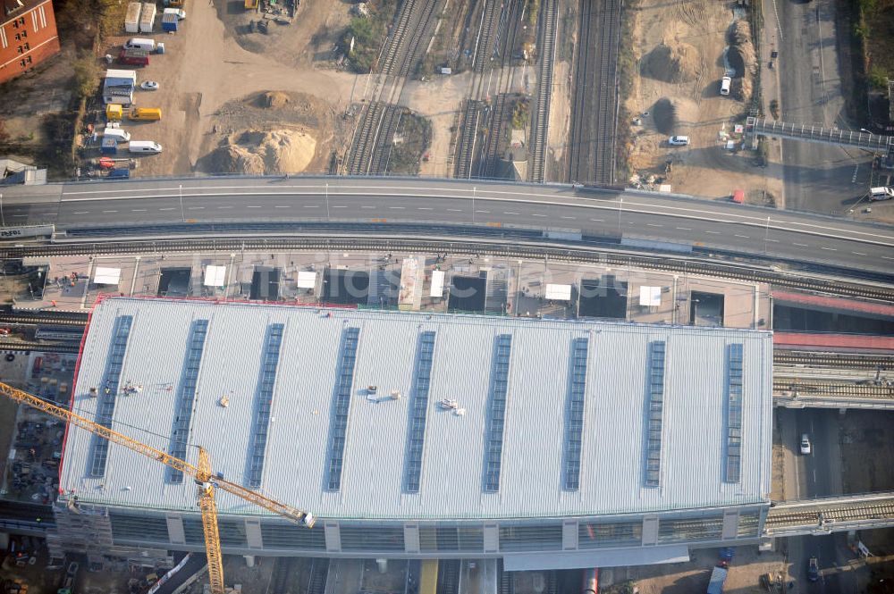 Berlin Friedrichshain aus der Vogelperspektive: Um- und Neubau des Berliner S-Bahnhofs Ostkreuz - Hallendachmontage